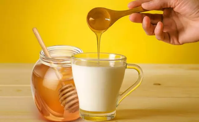 Honey Milk home remedies for sore throat